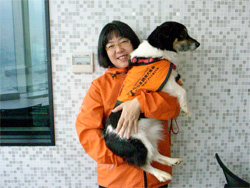 「社会福祉法人 日本聴導犬協会」の有馬さんと、聴導犬のしろ君