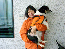 「社会福祉法人 日本聴導犬協会」の有馬さんと、聴導犬のしろ君