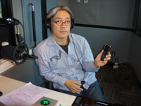 携帯を持つ教授