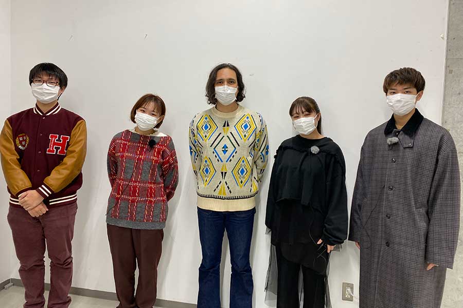 写真：京都芸術大学准教授の酒井洋輔とナビゲーターの市川紗椰