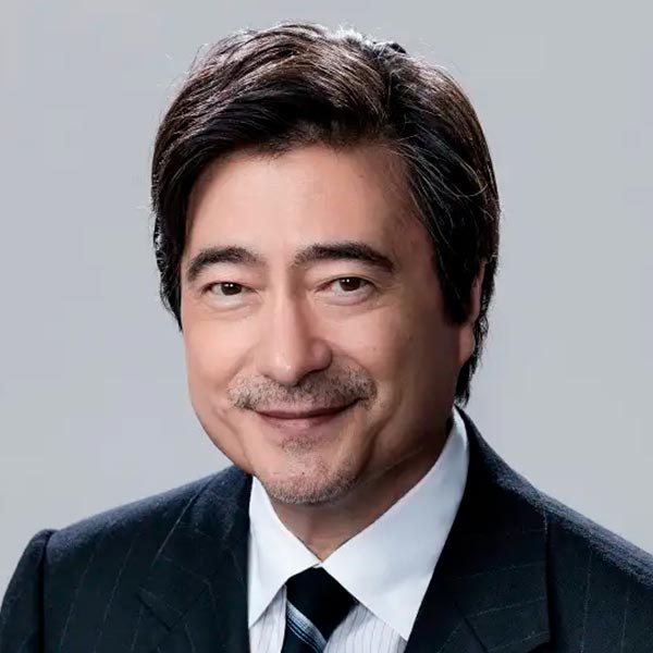 写真：ジョン・カビラ