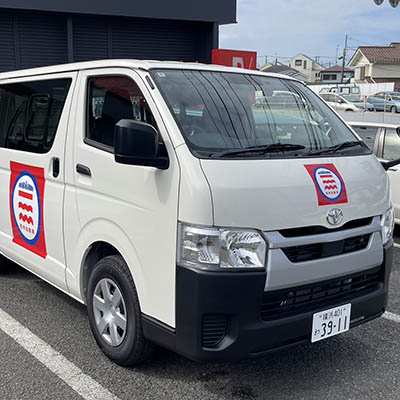 写真：池内自動車のラッピングカー