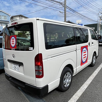 写真：池内自動車のラッピングカー