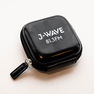 写真：J-WAVEロゴ入りマルチケースセット