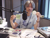 番組ステッカーを持つ教授