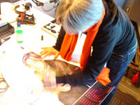 ポスターにサインする教授