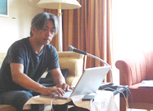 今回は、ウィーンのホテルの一室で収録。