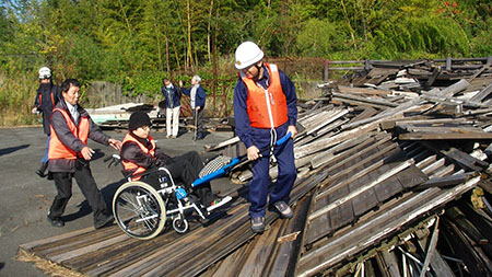お出かけも災害からの避難もあきらめない！車いす補助装置【JINRIKI