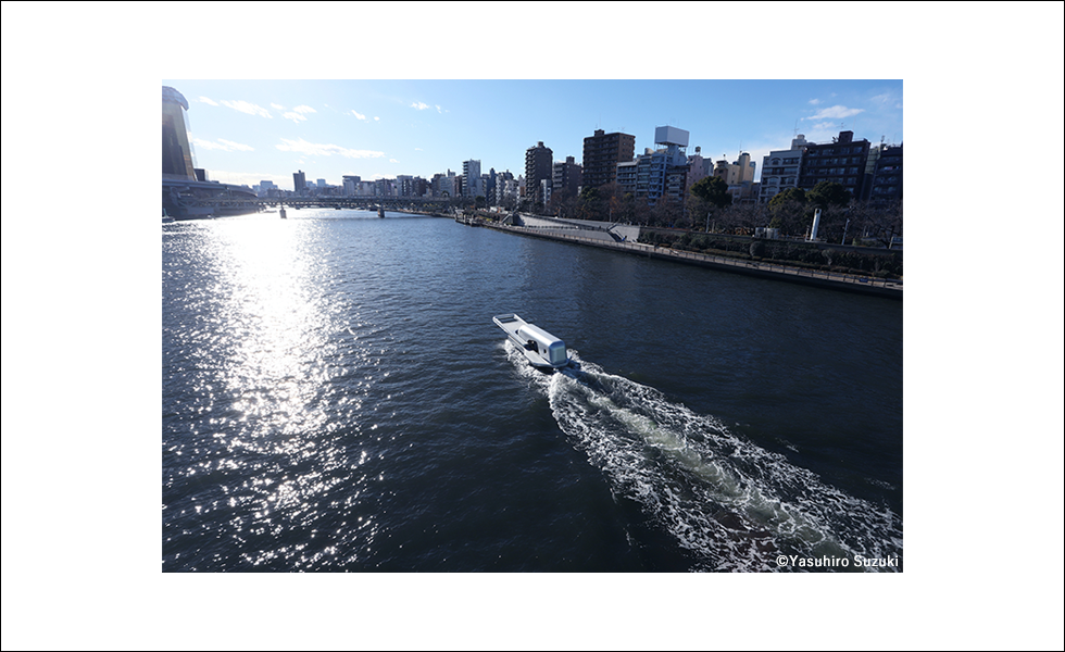 「隅田川 森羅万象 墨に夢」（略称すみゆめ）鈴木康広「ファスナーの船」